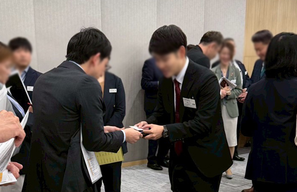 名刺交換しているお客さま_イメージ